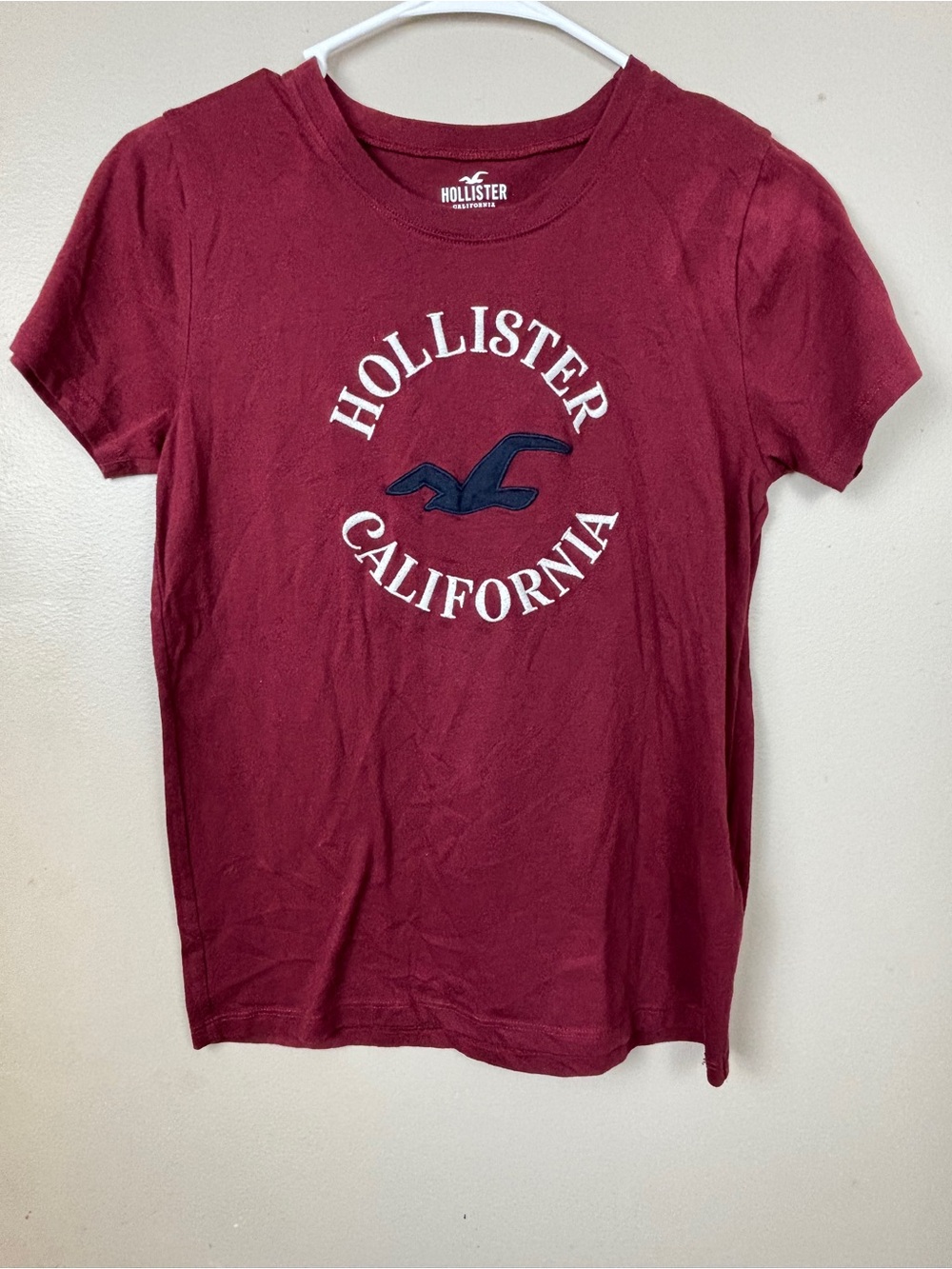 Hollister Women's Burgundy Graphic Logo Tee